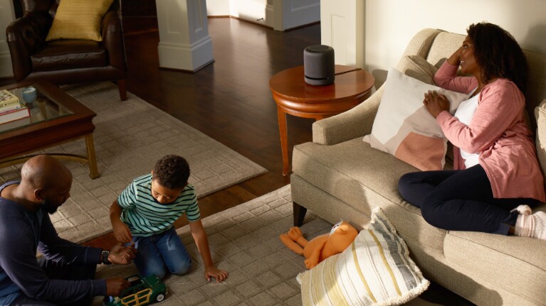 '一天2023人生活博客最佳交易:顶视图的家人在客厅里闲逛。