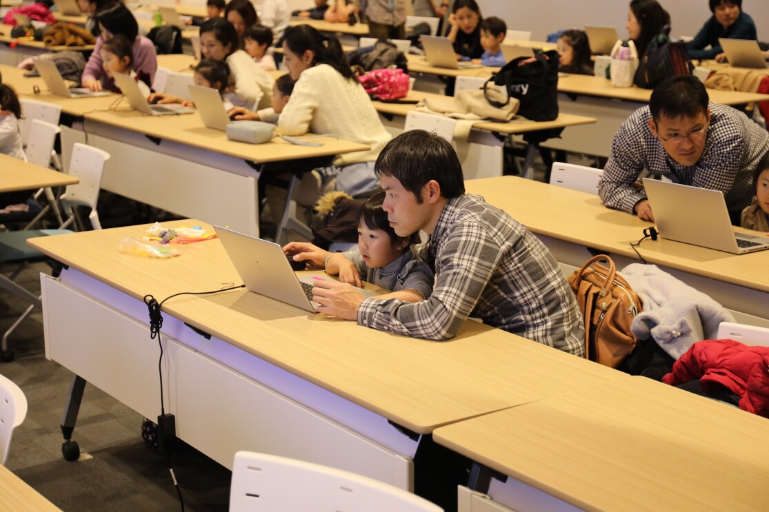親子で学ぶプログラミングの楽しさ「Hour of Code」