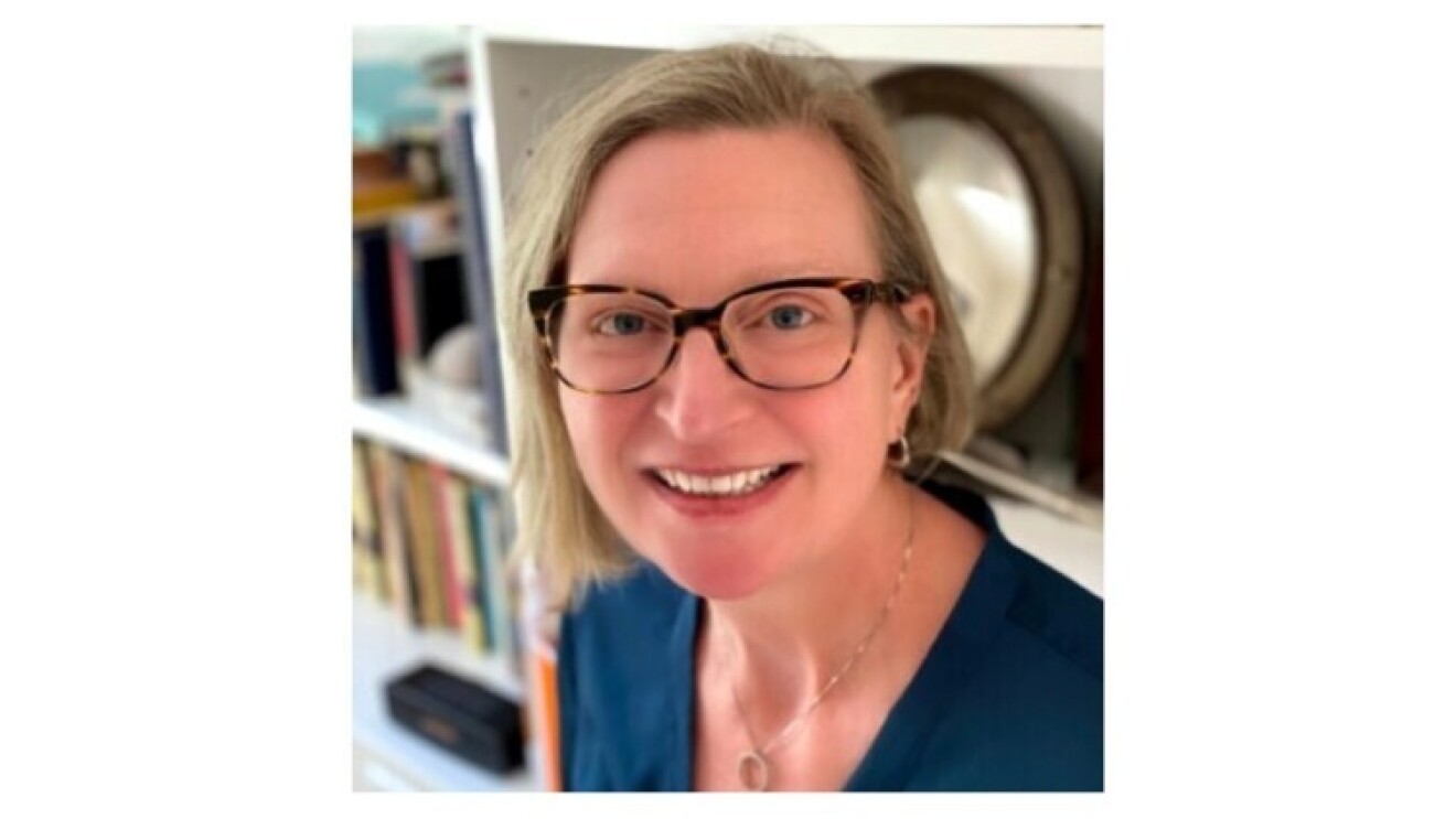 Dr. Chelle Gentemann, Senior Scientist, Farallon Institute. Sie blondes Haar mit Seitenscheitel, trägt eine Brille, eine Kette und ein petrolfarbenes Oberteil. Sie lächelt in die Kamera.