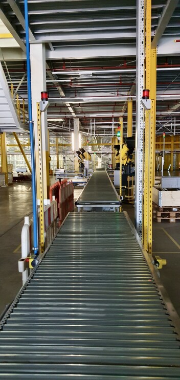 Förderband im Logistikzentrum