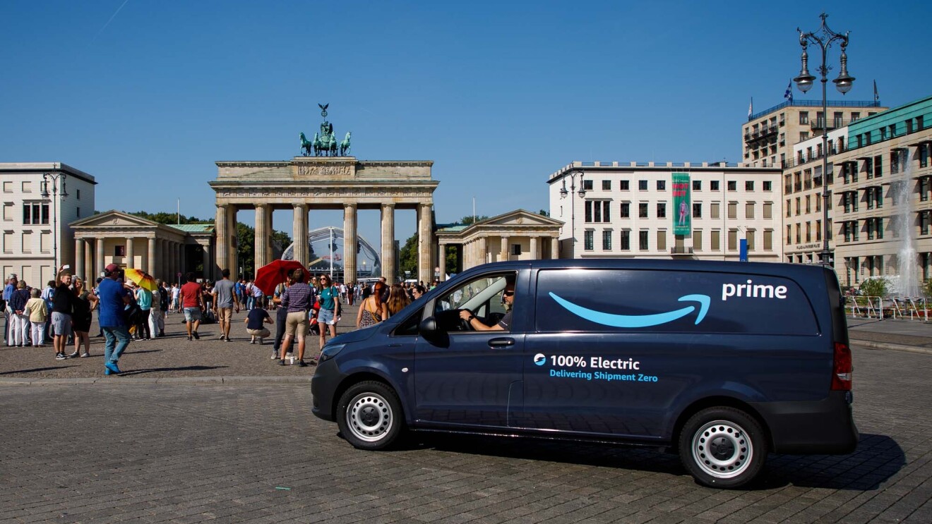 Eine ELektorvan steht vor dem Brandenburger Tor