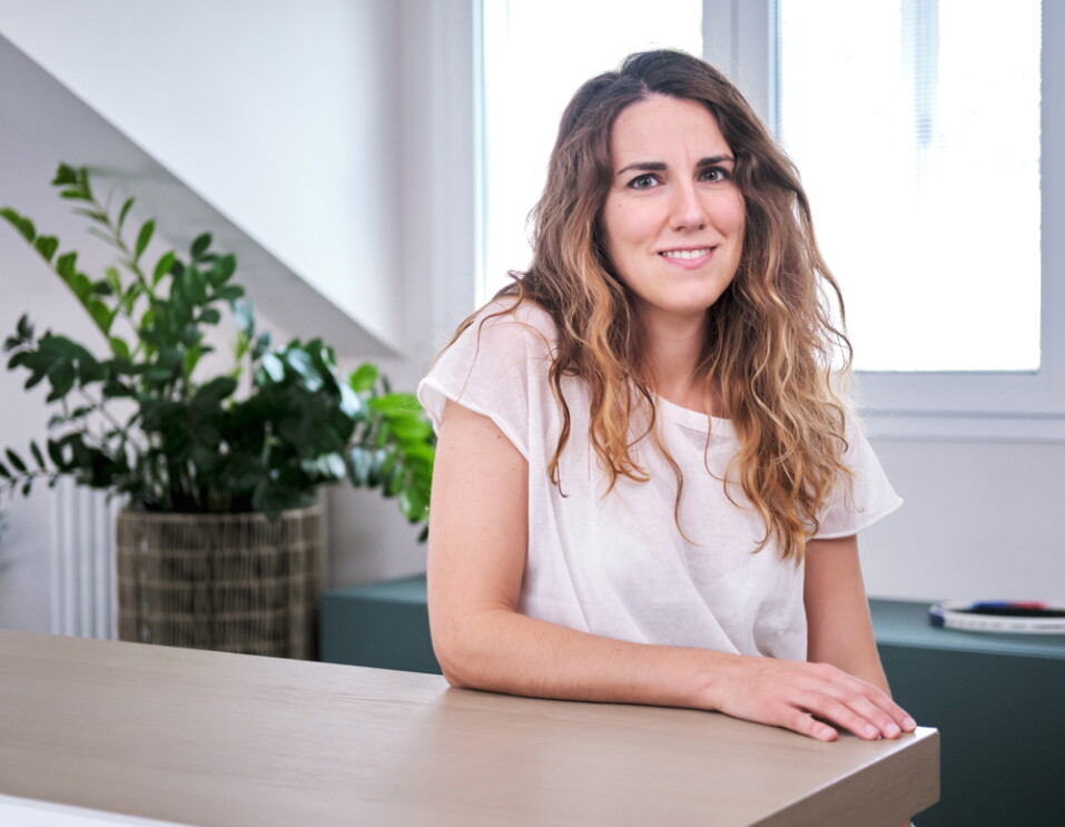 Elena Berselli sorride negli uffici Amazon di Milano