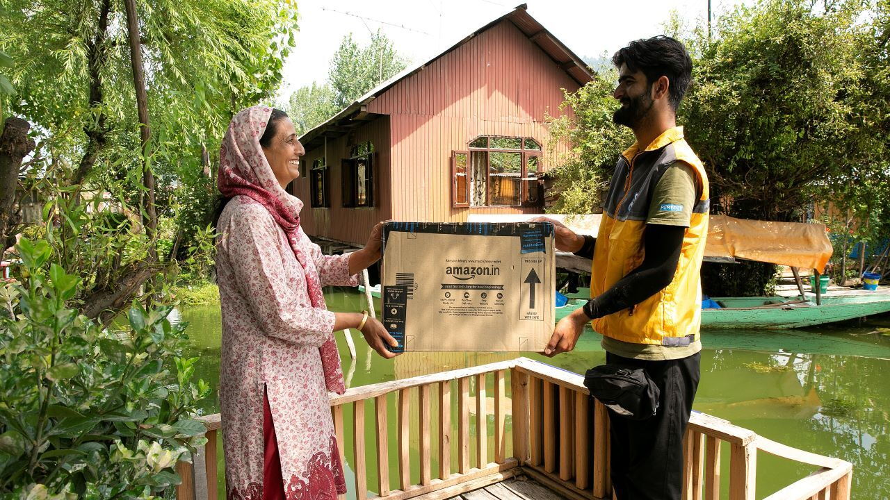 With Amazon India's floating ‘I Have Space’ store, packages are brought directly to the doorstep of houseboats