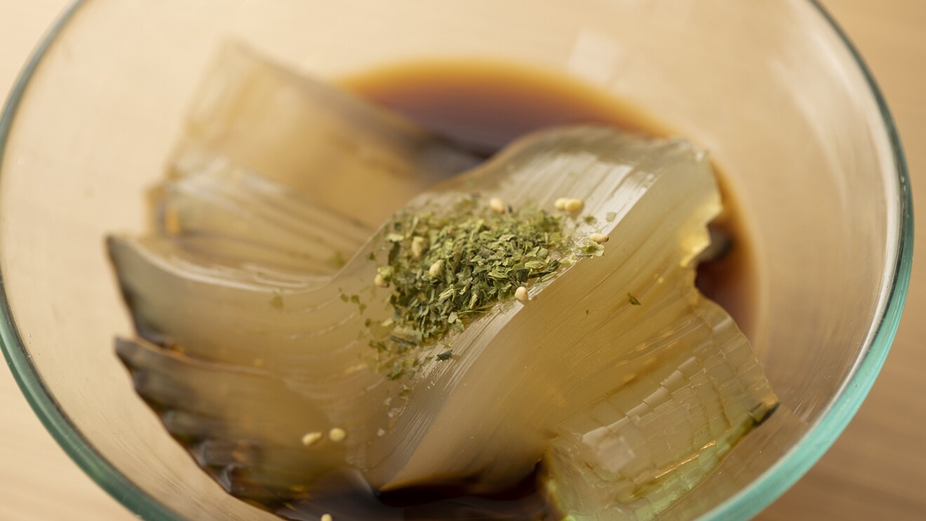 ガラスの器に盛られたところてんの写真