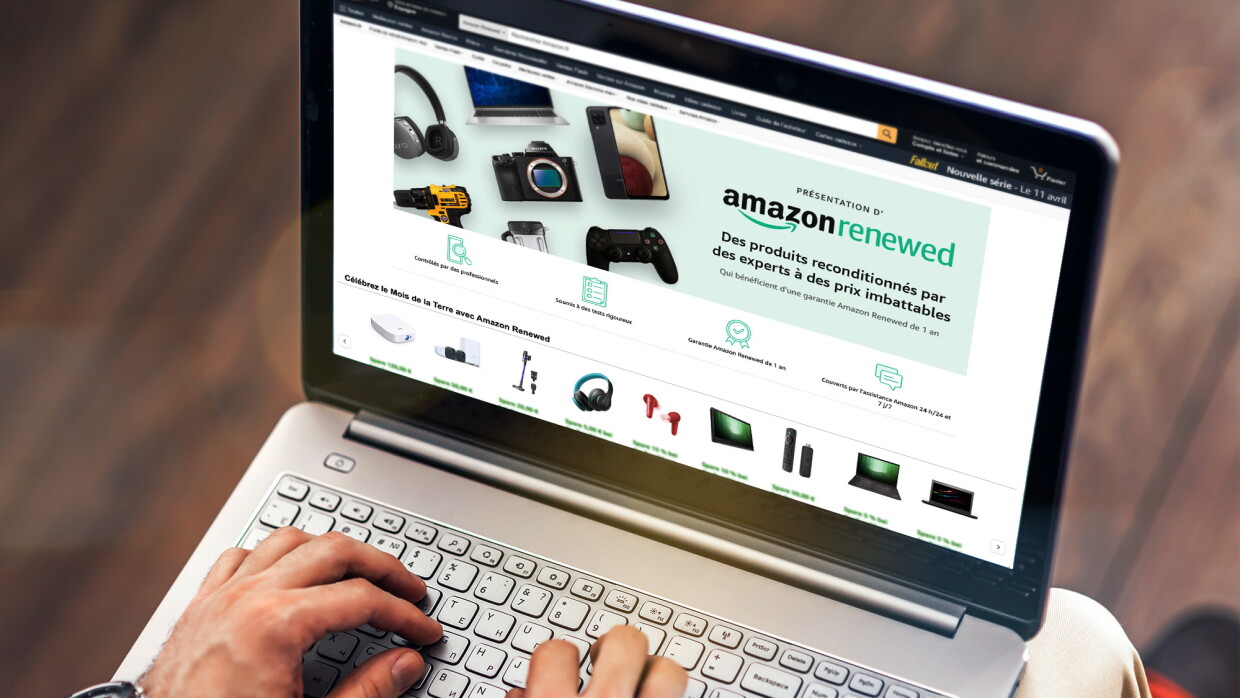 Ordinateur portable à côté d'un mobile et d'une tasse à café, affichant la vitrine Amazon Renewed
