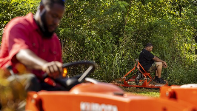 朱万·佩奇(Juwan Page)在亚马逊工作,同时也在密西西比州经营着家族几代人共同经营的农场