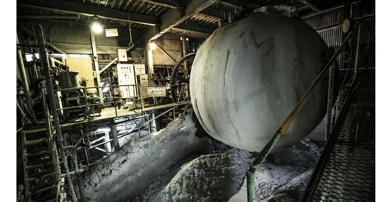 工場内の巨大な球体