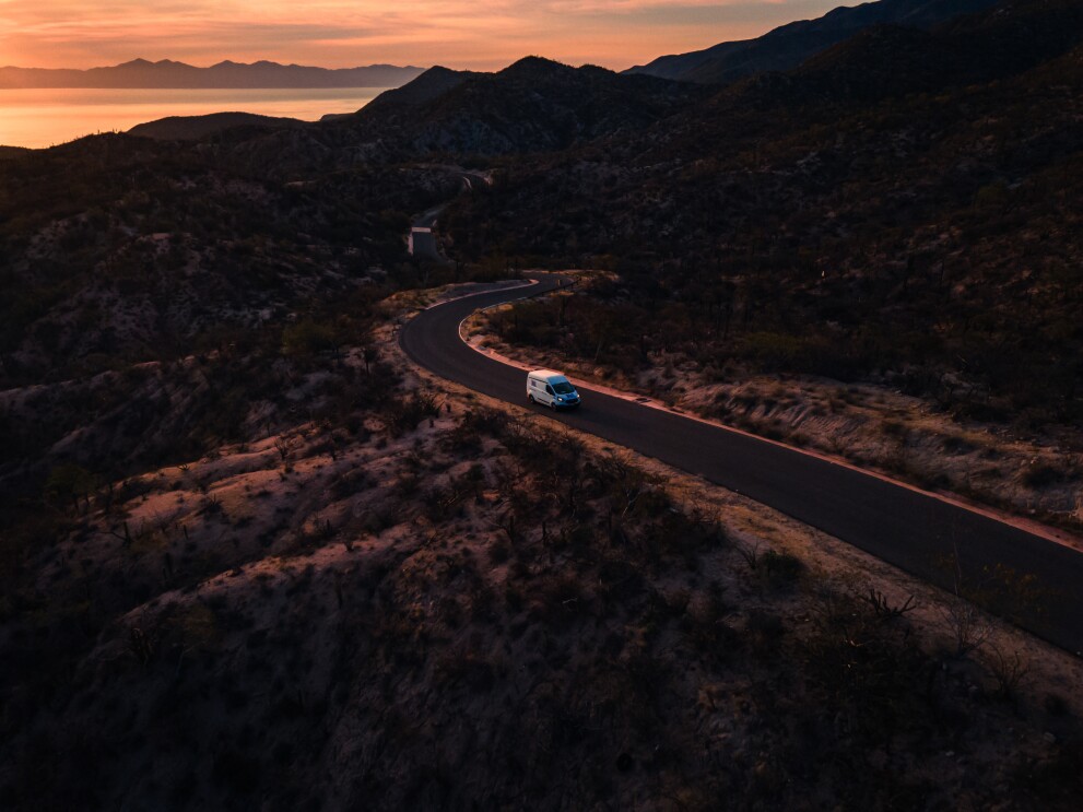 Deliveries Around the World México: furgoneta circulando en una carretera de montaña.