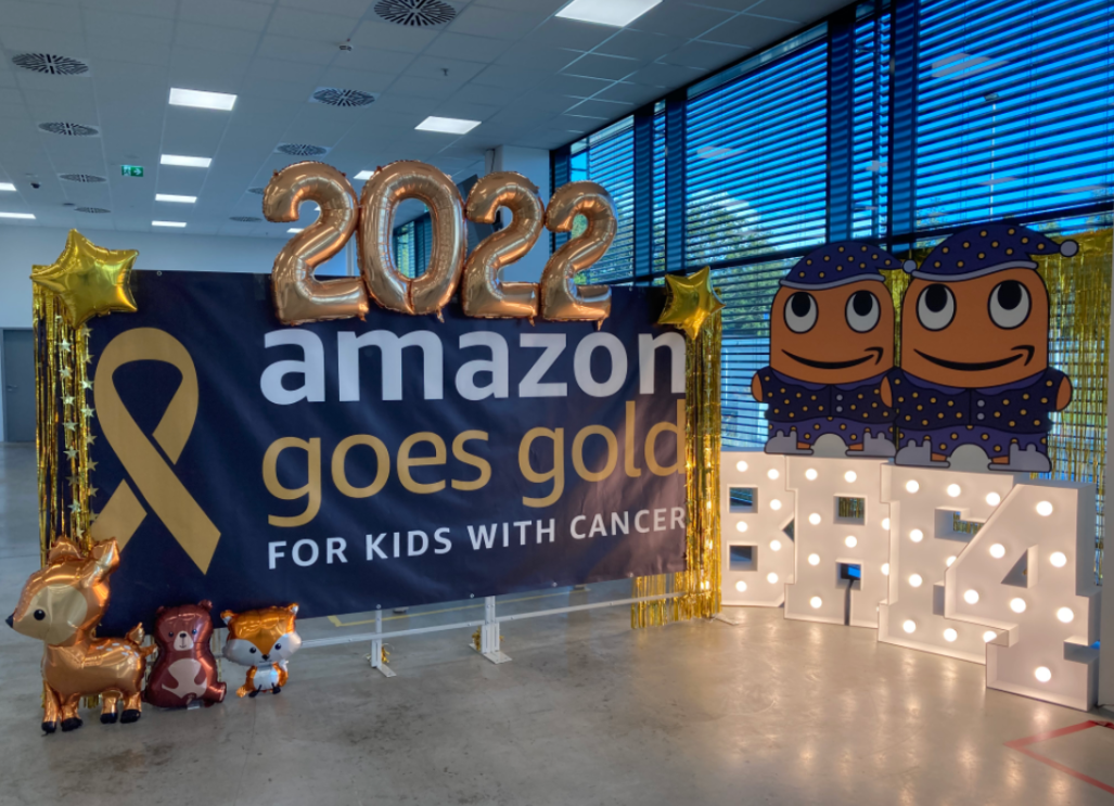 Im Amazon Logistikzentrum Achim steht ein Banner mit dem goldenen Schriftzug „2022 Amazon Goes Gold“.