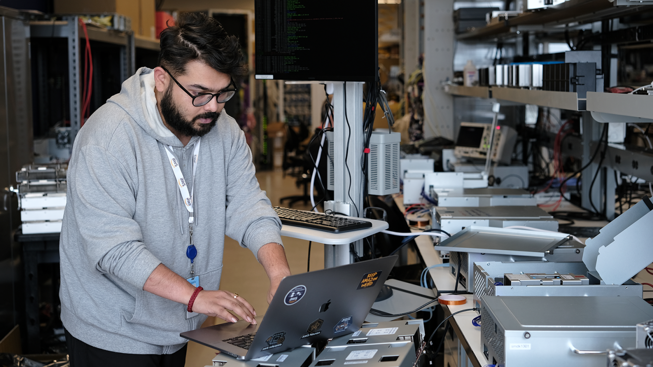 Foto de um funcionário trabalhando em um laboratório que cria chips da AWS.