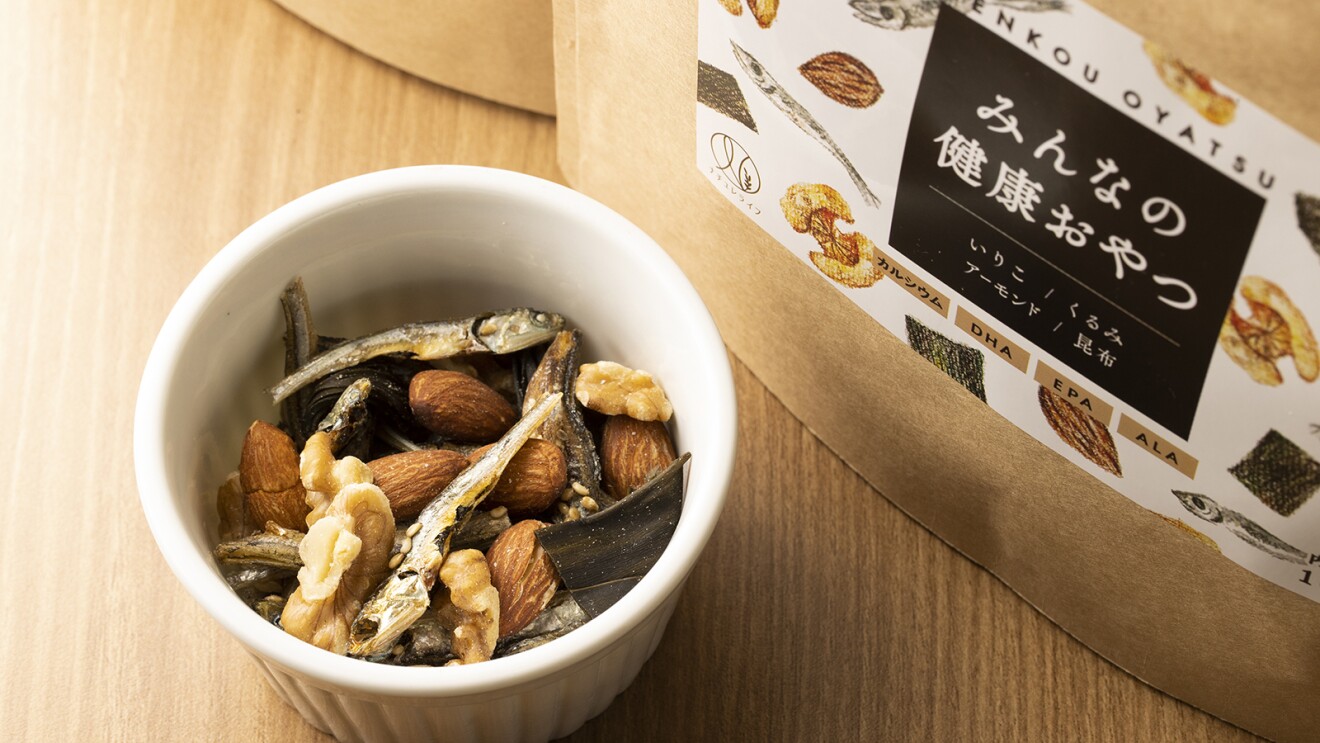 器に盛られた「みんなの健康おやつ」の写真。いりこ、アーモンド、昆布、くるみが入っている。