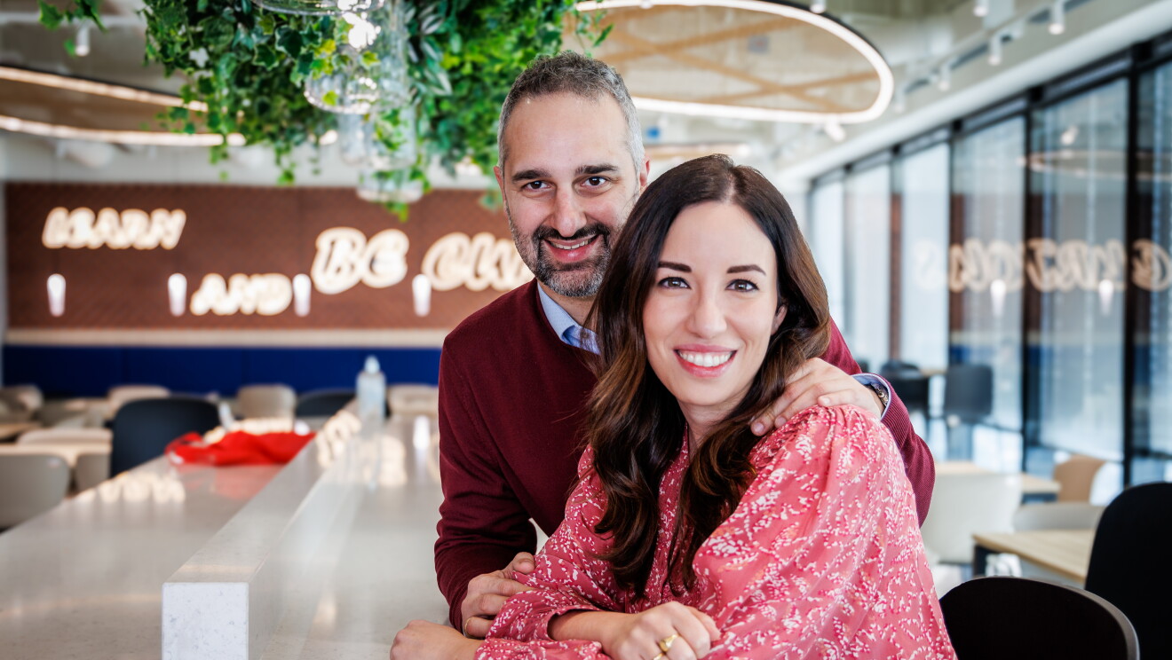 Silvia y Claudio posando en las oficinas de MAD15. 