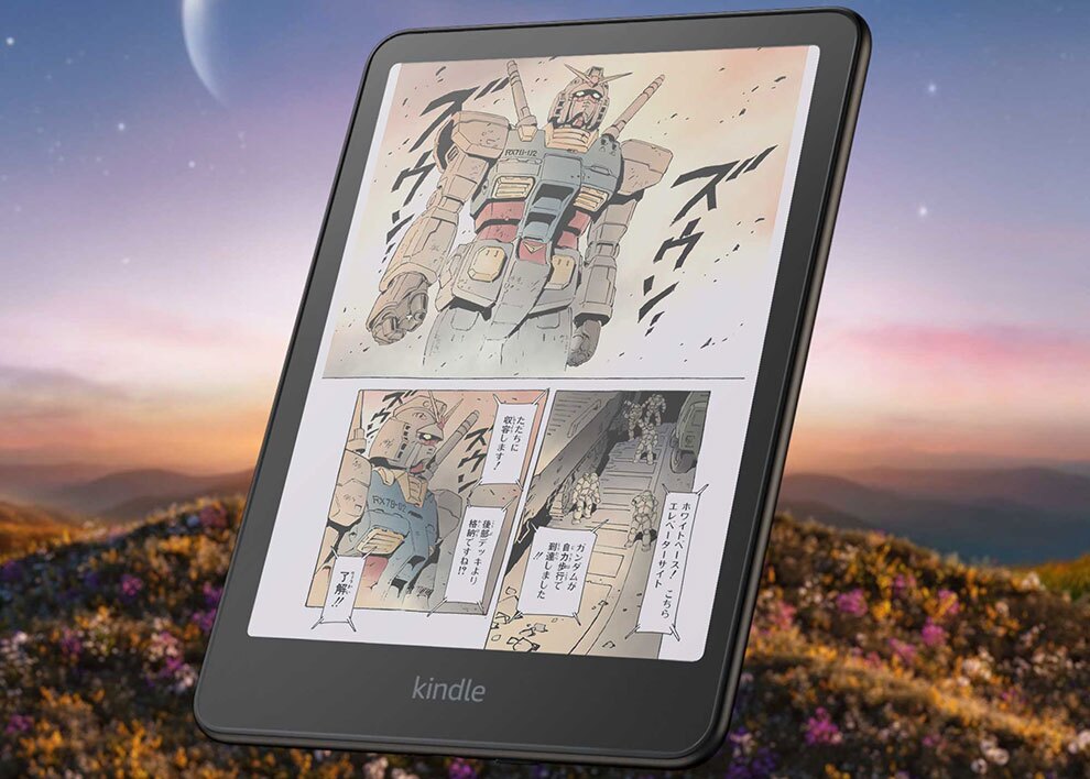 夕暮れの花畑と三日月が浮かぶ星空を背景に、黒いフレームのKindle端末が浮かんでいる。画面にはコミックの1ページが表示されている。