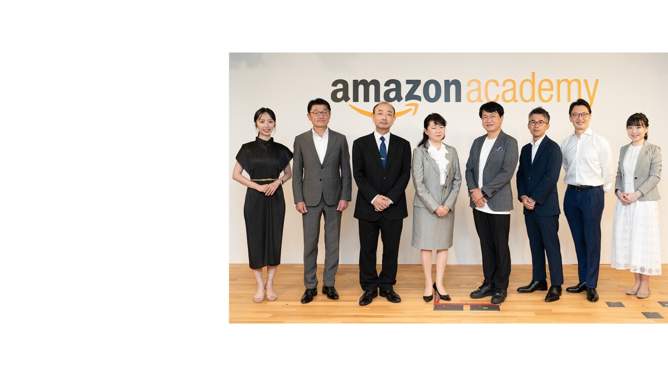Amazon Academyの登壇者8人がステージ上で並んで立っている