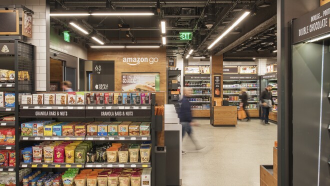 顾客在华盛顿州西雅图的亚马逊自动商店购物。