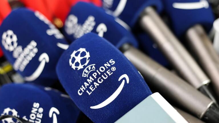 Blaue Mikrofonabdeckungen der UEFA Champions League in Nahaufnahme