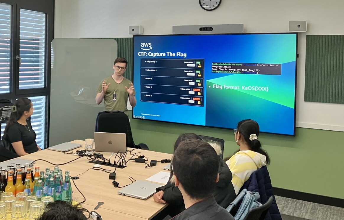 Internationale Studierende testen Programmierfähigkeiten bei AWS in Dresden