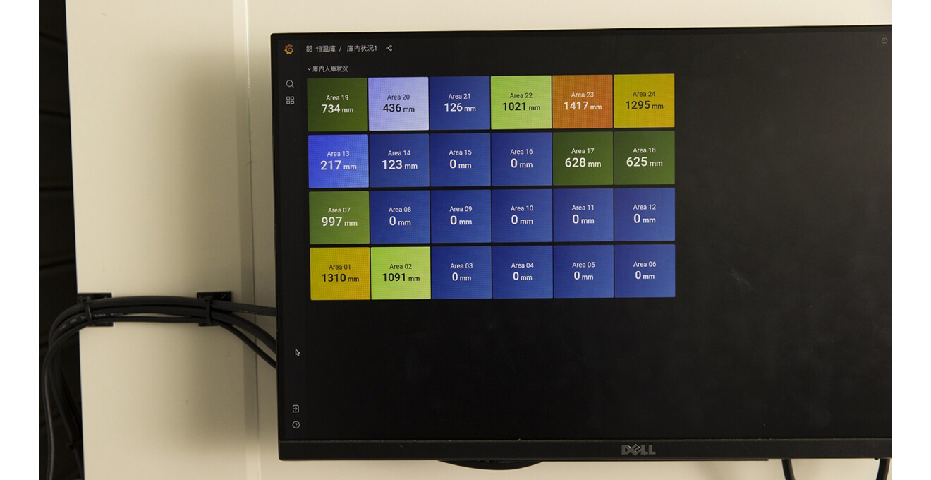 モニターに庫内の状況が映されている写真
