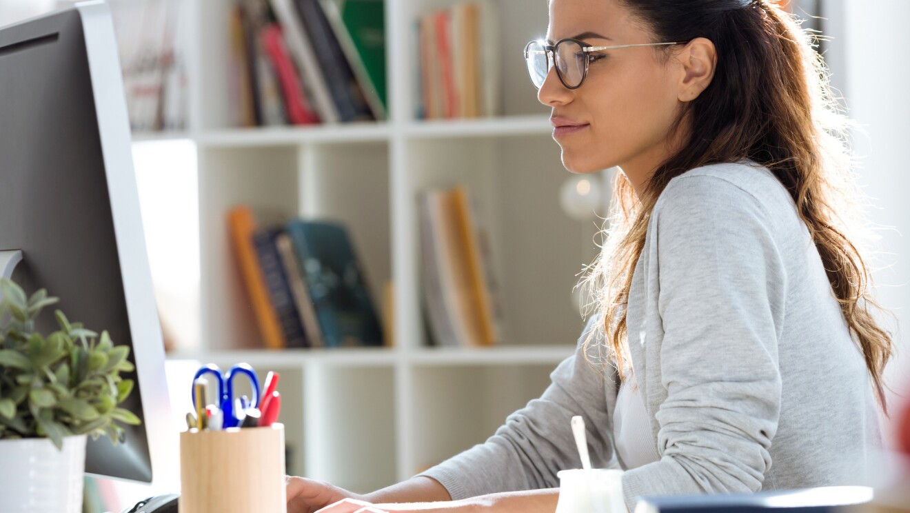 web-hero-portrait-asset-b-2.jpgFemme assise devant un ordinateur.