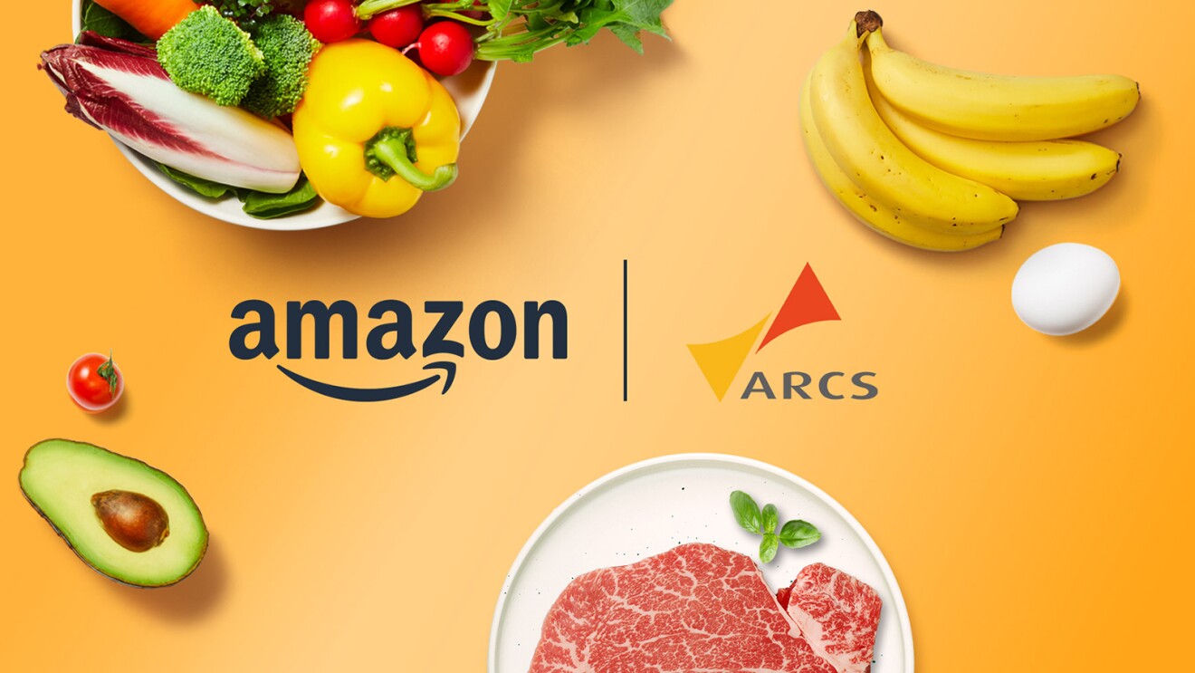 オレンジ色の背景。中央にAmazonとARCSのロゴが横並びで配置。ロゴの上側、左の白い丸皿にパプリカやブロッコリーなどの野菜が盛られ、右にはバナナの房と卵1個。下側には、左にミニトマト1個と半分に切られて種が見えるアボカド、その右側に白い丸皿の上半分が見え、生肉が盛られている。