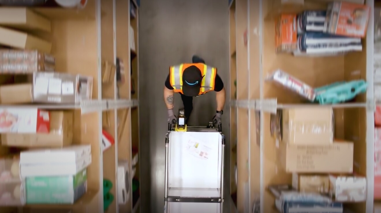 Vista aérea de un pasillo de un centro de distribución de Amazon México