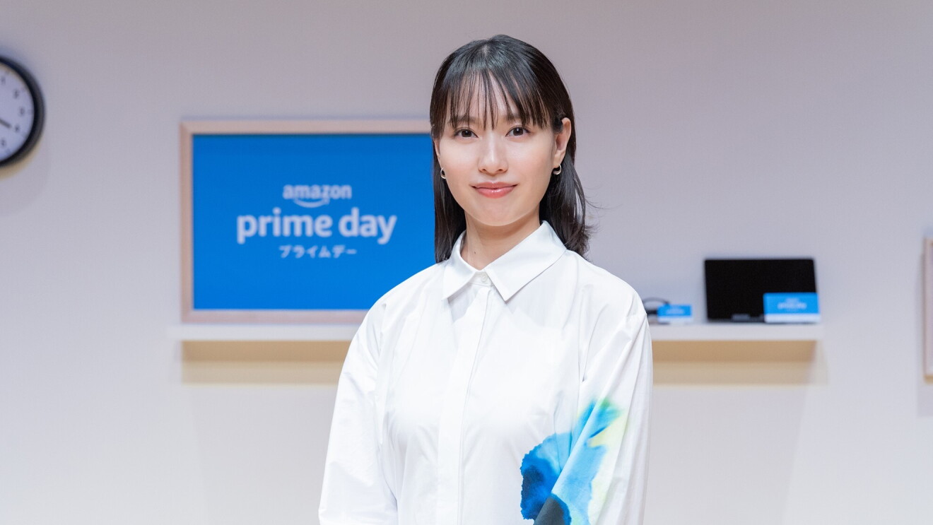白いブラウスを着てほほ笑む戸田恵梨香さん