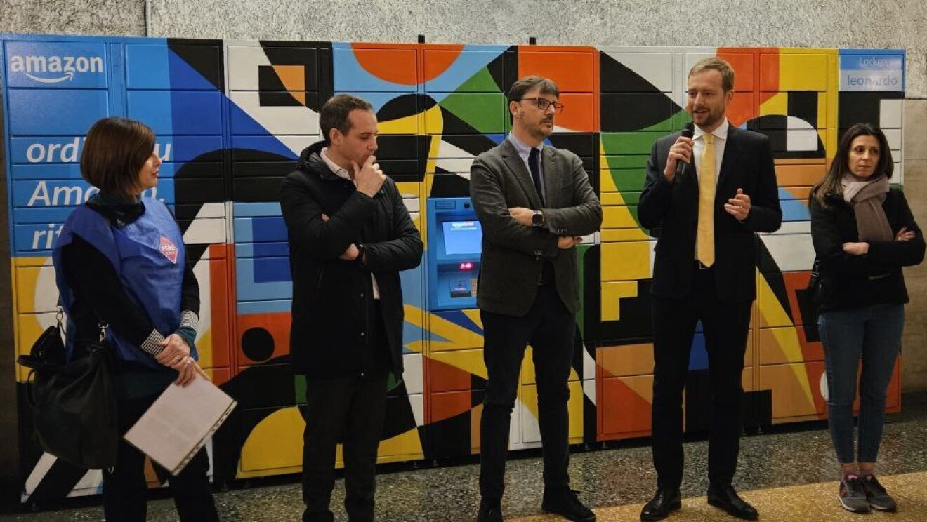 A colorful Amazon Locker has been installed inside the Rome tube station "Termini". The live painting has been performed by Luca Font, an Italian renowned street artist.