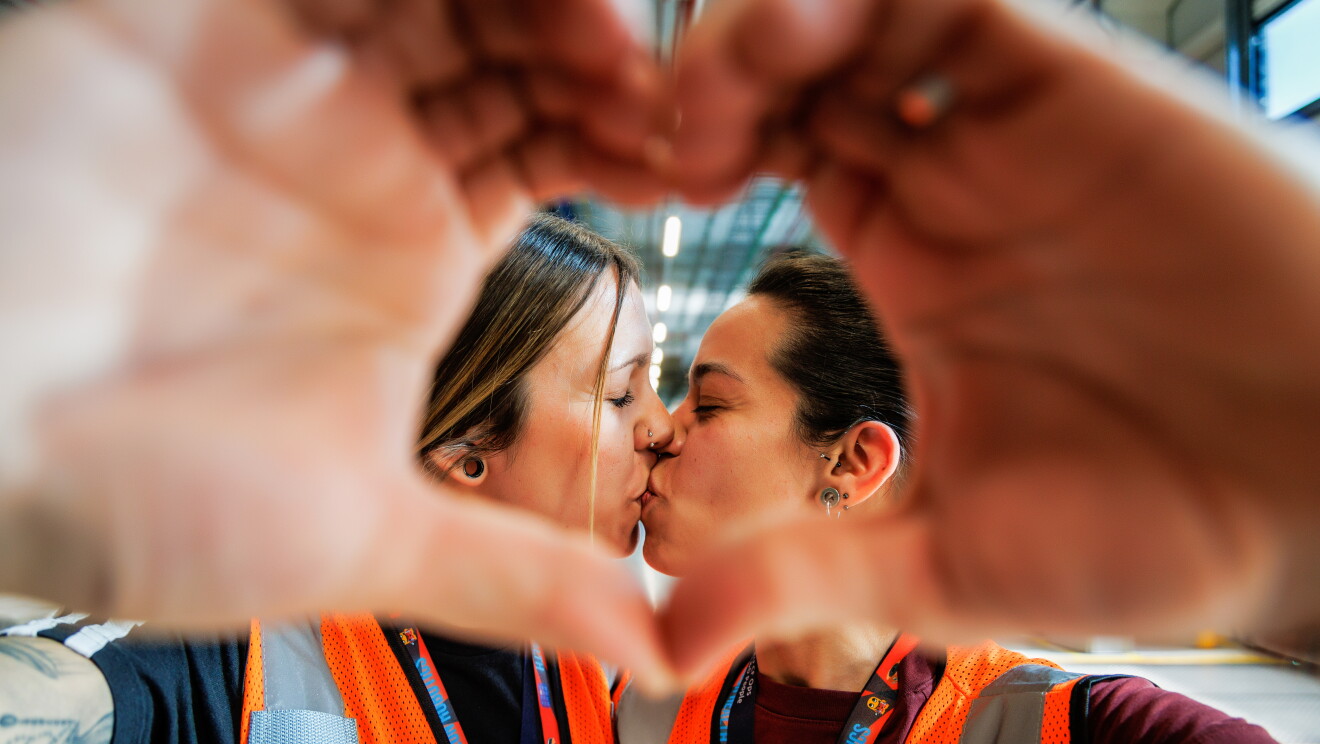 Nerea e Isabel posando en un centro logístico de Amazon.  