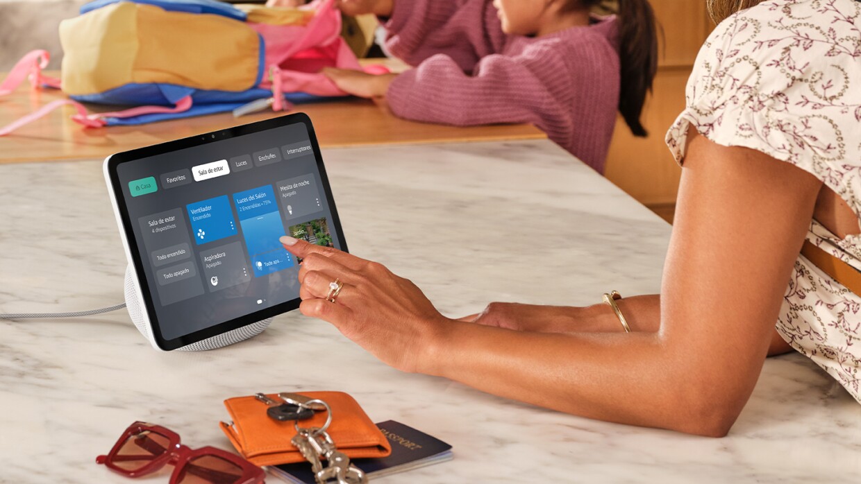familia en la mesa de la cocina con un device de Amazon