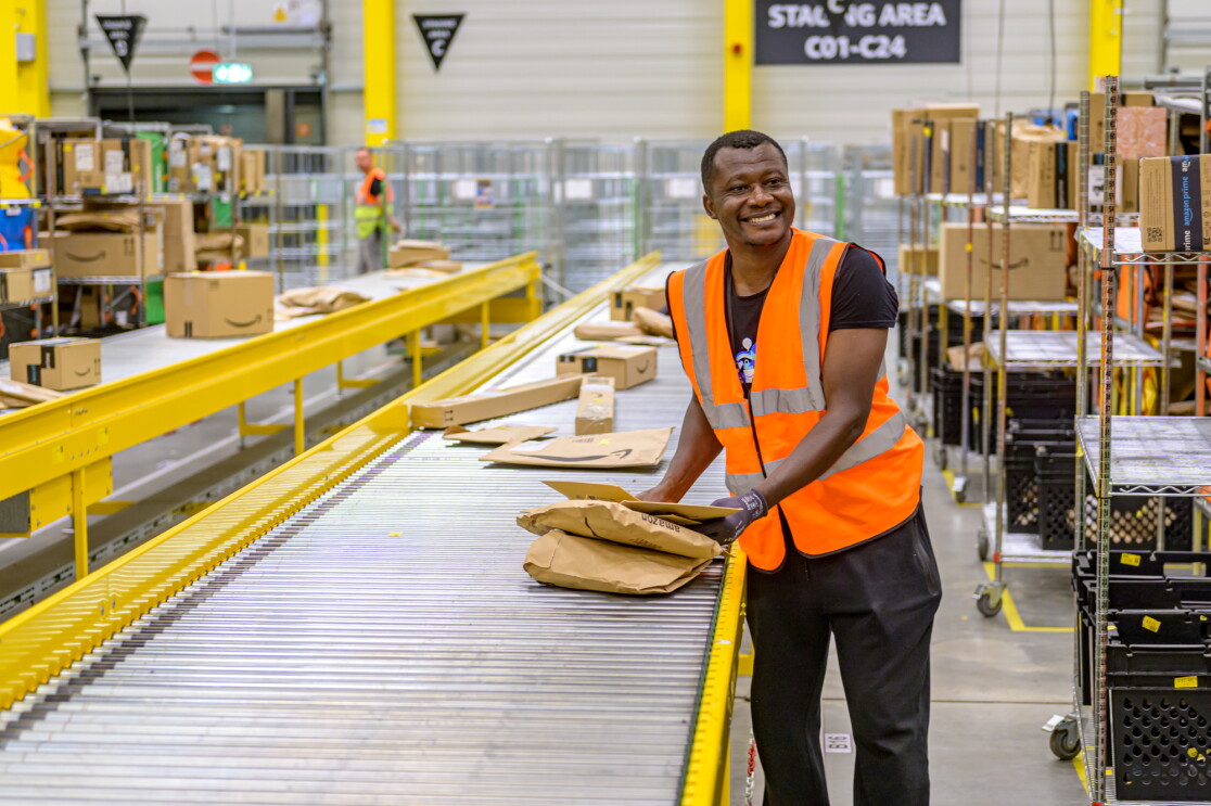 Mitarbeiter und Mitarbeiterinnen in Logistikzentren in Deutschland. 