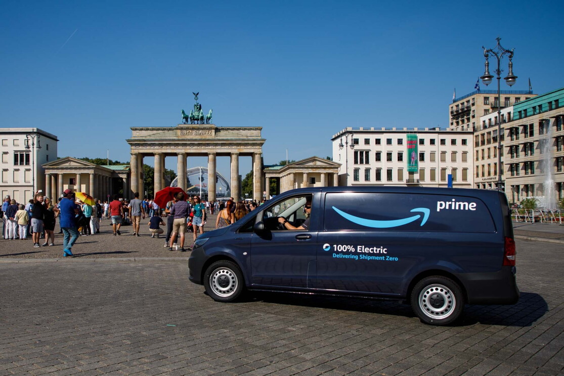Eine ELektorvan steht vor dem Brandenburger Tor