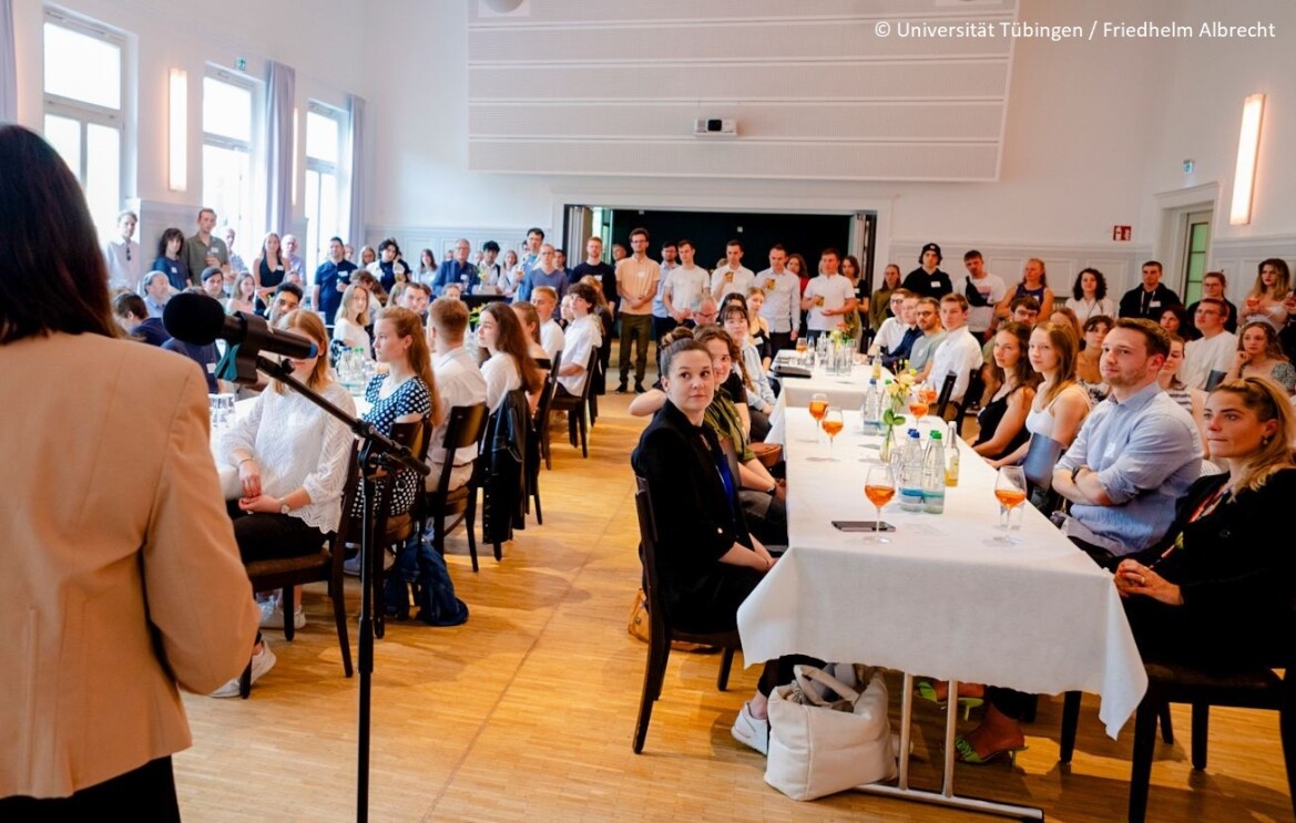 Mittelgebende und Studierende auf dem Sommerfest des Deutschlandstipendium in der Universität Tübingen