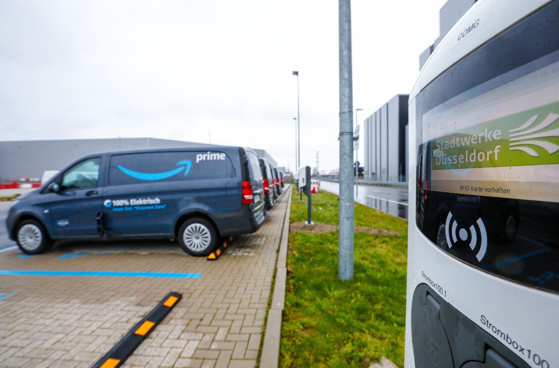 Ladepark mit Fahrzeugen und ladestation