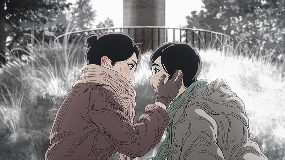草地と灰色の柱の前で、見つめあう2人のアニメキャラクター。2人ともマフラーを巻いて厚着をしている。左側の女性が右側の少年の頬に手を添えている。