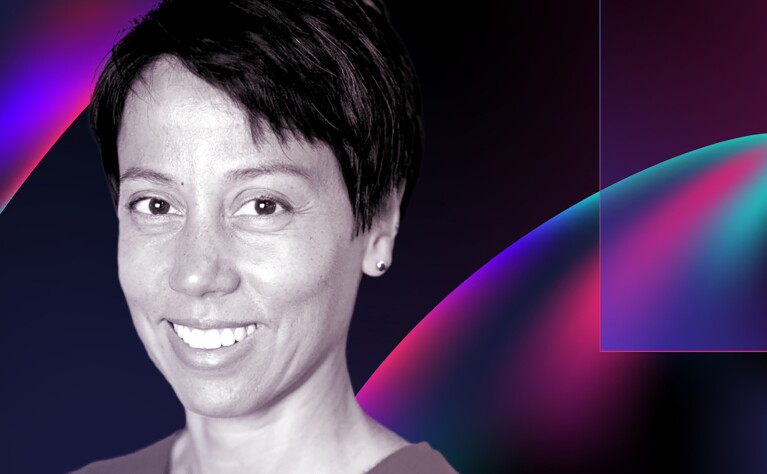 一名女子在彩色背景前拍摄了黑白照片。