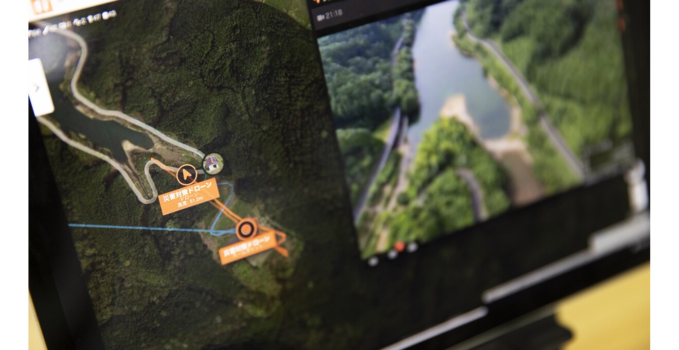 衛生写真の地図にドローンの位置が示され、ドローンが撮影した動画がサブウィンドウで表示されている画面