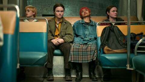 在Freevee节目《高中》的一个场景中,三个人坐在一辆公共汽车上,看起来很疲惫