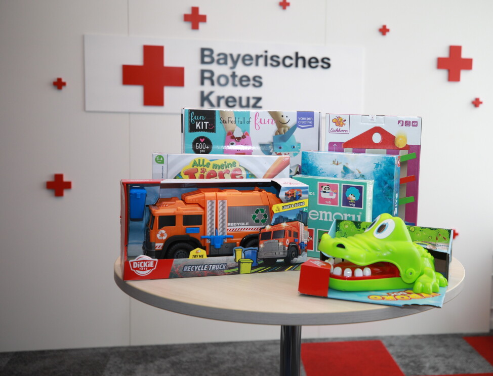 Amazon spendet Spielzeug n das Bayerische Rote Kreuz (BRK), das an Kinder in Bayern verteilt wird.