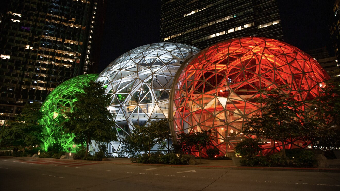 Le Sfere del Centro Direzionale di Amazon a Seattle illuminate con il tricolore