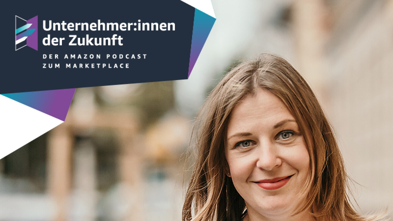 Eine Frau mit braunen Haaren und einem weißen Langarmshirt lächelt in die Kamera. Neben ihr stehen die Worte "Unternehmer:innen der Zukunft"