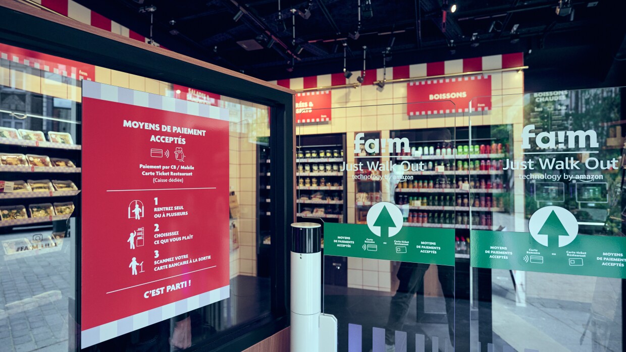 Devanture d'un magasin 'Just Walk Out' affichant les options de paiement sans espèces au restaurant Faim