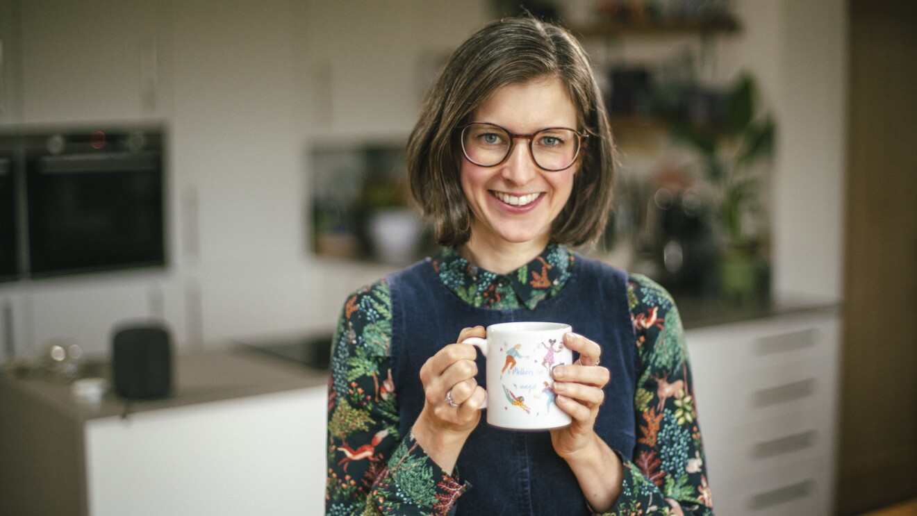 Bethan Thomas, co-founder of HotTea Mama, holding a mug of tea