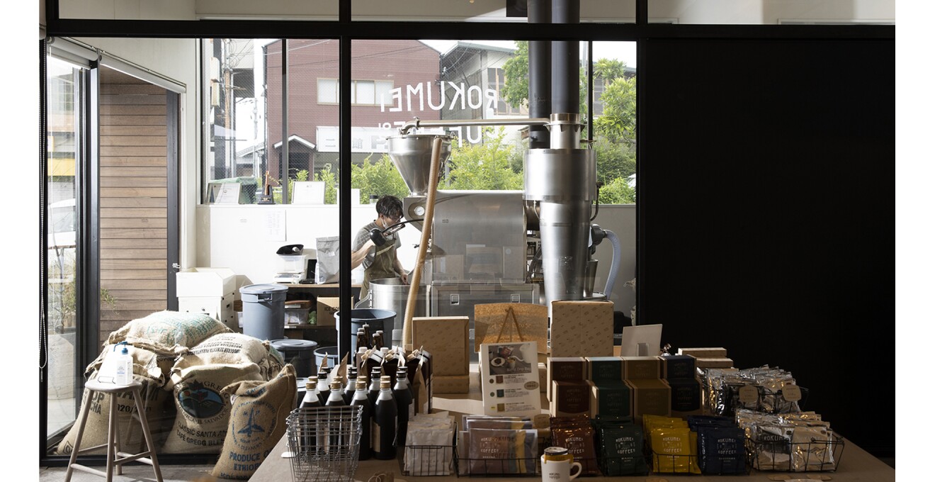 店内の写真。焙煎機との間がガラスで仕切られており、大きな機械が見える。