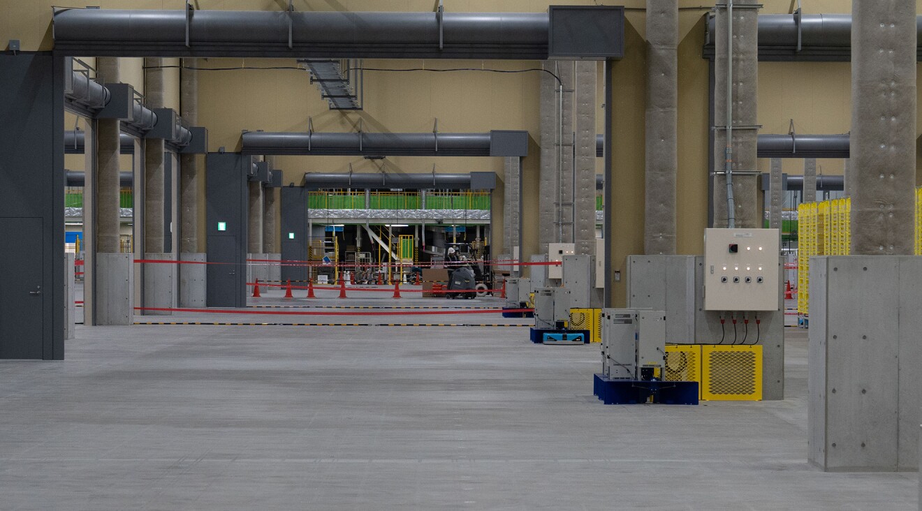 建設中の倉庫内。広い空間が広がっている