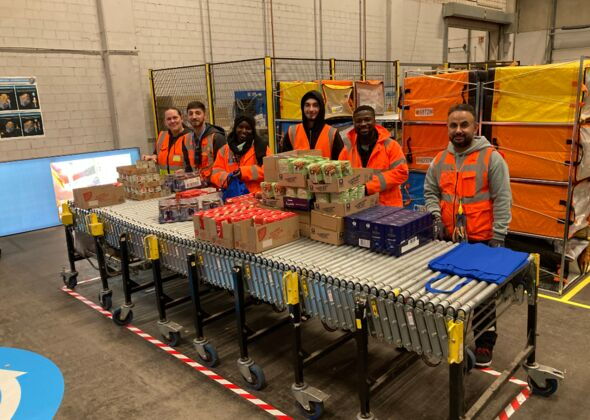 Mitarbeiter:innen in den Verteilzentren in Bochum, Essen, Köln, Witten und Aachen packten über 700 Lebensmittelpakete für Einrichtungen der Organisation Children for a better World e.V.