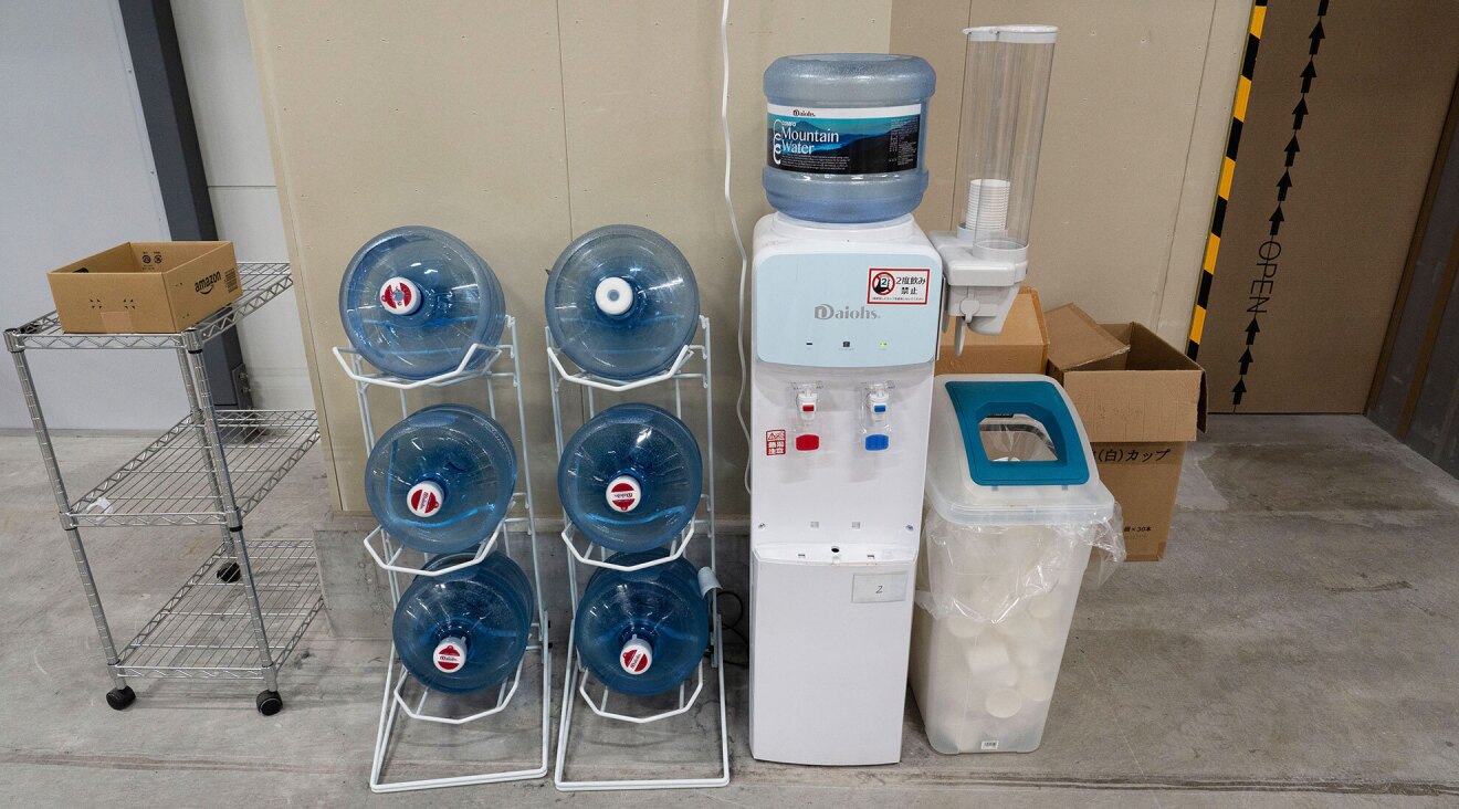ウオーターサーバーの横に6本の交換用ボトルが置かれている