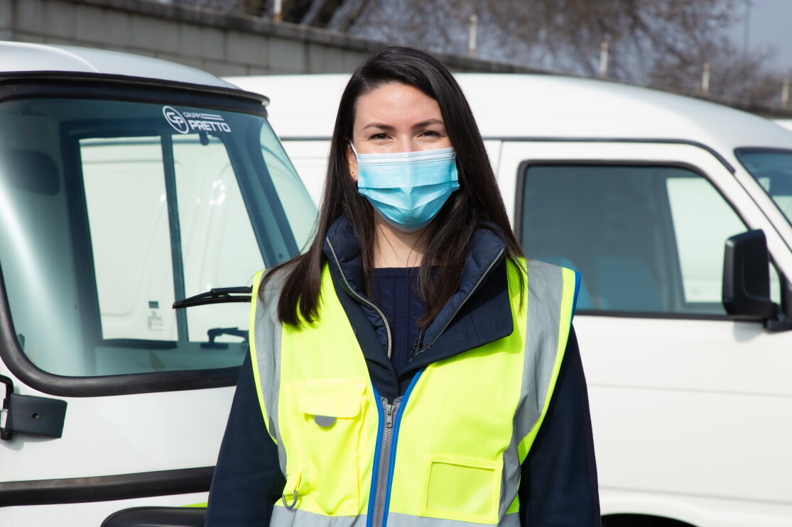 Micaela Moscarella posa davanti ad alcuni veicoli elettrici per le consegne Same Day
