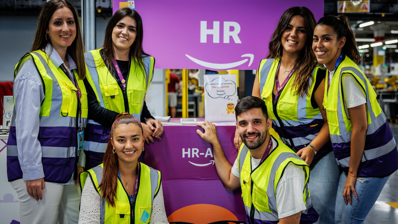 Seis trabajadores de Amazon en un centro logístico