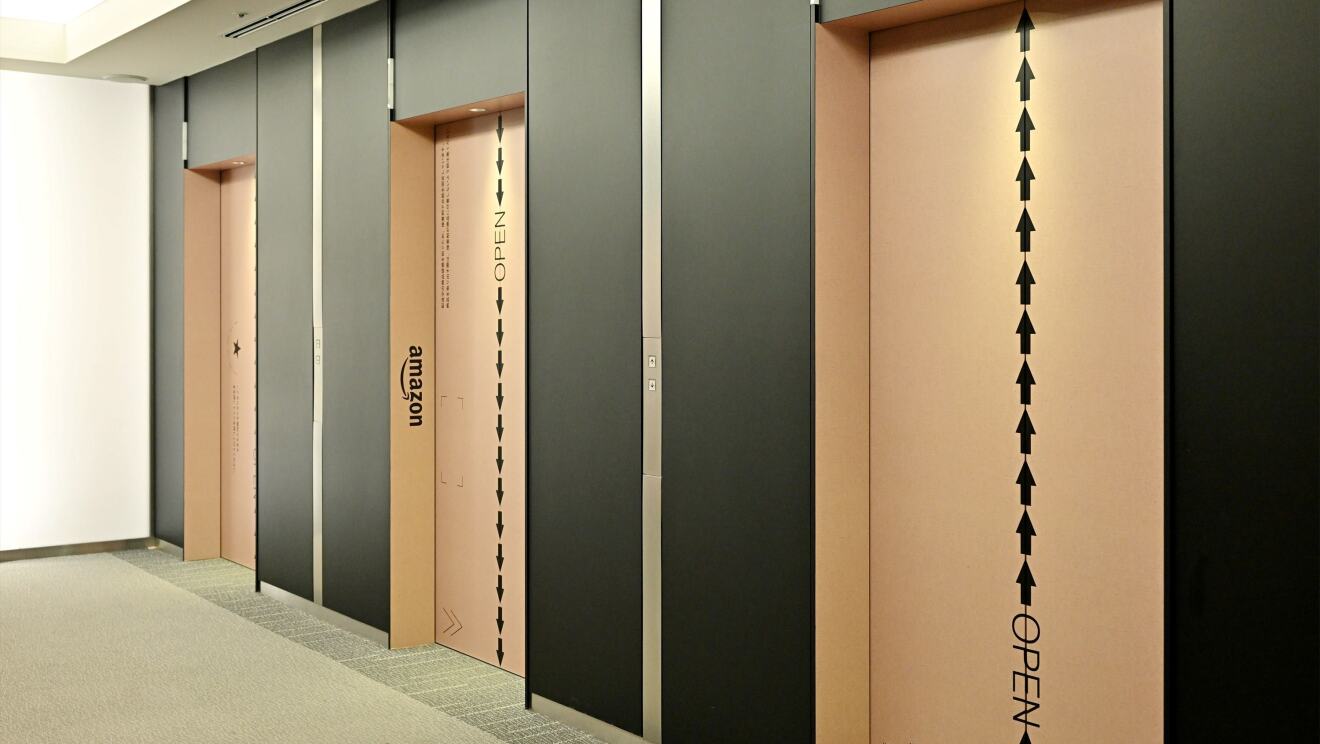 段ボールのデザインになっているエレベーターが3台並んでいる