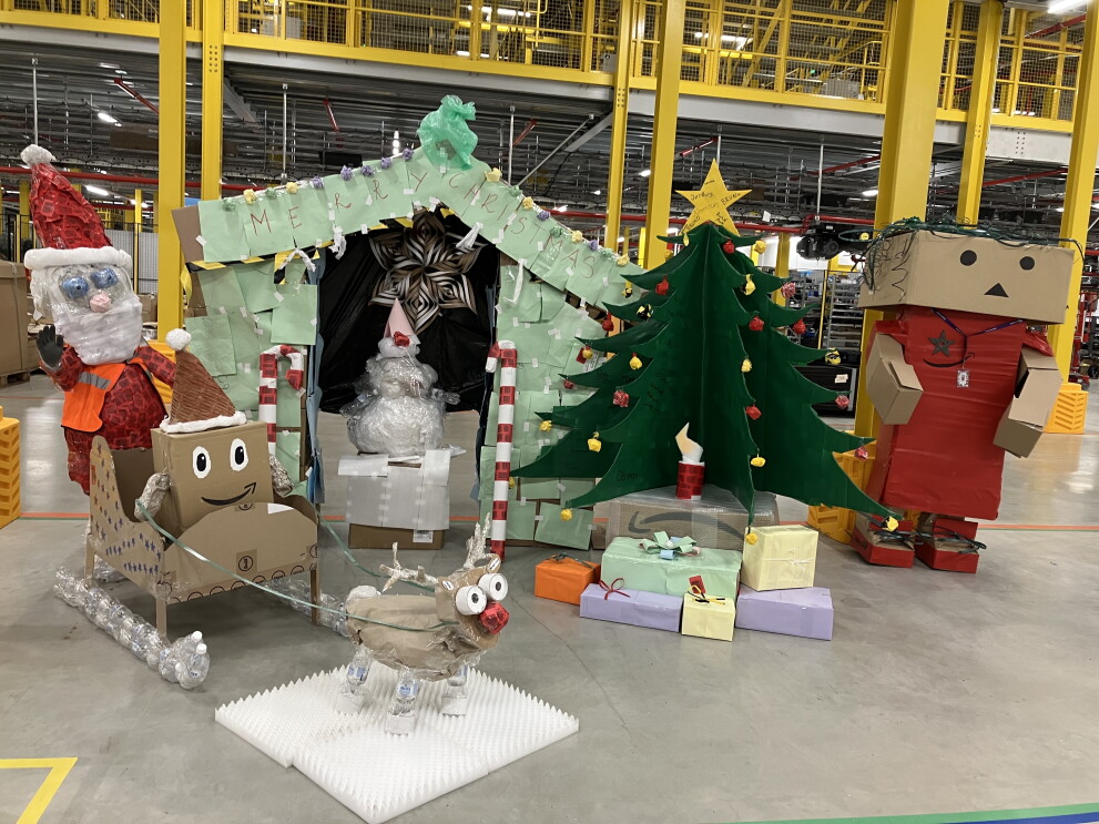 Bei Amazon in Helmstedt gibt es Schlitten, Rentier, Krippe und Weihnachtsbaum und Weihnachtsbaum aus Pappe und Müll.